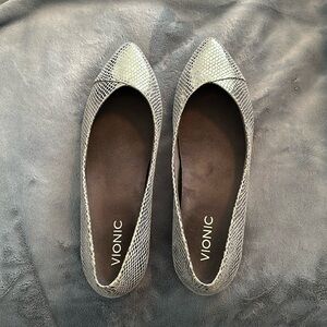 Vionic silver flats - never worn!